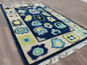 Alfombra Azul Oushak de Alta Calidad, Alfombra de Estilo Persa con Nudos, Diseño Floral Transicional con Borde Verde, Alfombra Pastel para Sala de Estar - Product Image 2