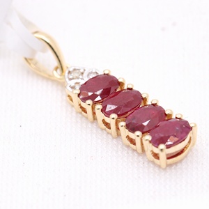 Colgante de Oro Amarillo Sólido de 14K con Rubíes Naturales Ovalados en Cuatro Líneas y Detalles de Diamantes, Joyería Fina, Memoria Jewels - Product Image 1