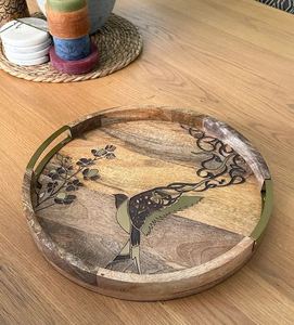 Plateau de service rond en bois de luxe en gros pour hôtels, avec incrustation florale élégante et poignées modernes en métal doré - Product Image 1