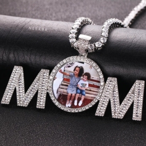 จี้รูปตัวอักษร SON หรือ MOM แบบกำหนดเอง พร้อมภาพถ่าย จี้เพชรโมอิสซาไนต์ทรงบาแกตต์ ตัวเรือนเงินแท้ 925 จี้รูปภาพส่วนตัว - Product Image 2