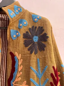 Chaqueta Suzani de Algodón Bordada a Mano con Diseño Botánico de Prairie Bloom, con Detalles Florales de Arte Folclórico - Product Image 2