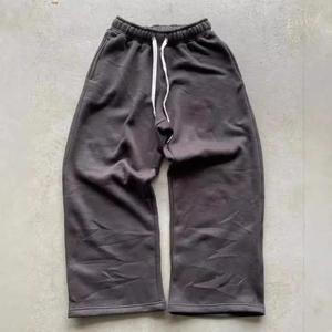 Pantalones de chándal elásticos casuales para hombre de 400GSM, con forro polar, corte ajustado, logotipo bordado personalizado, alta calidad, fabricante de ropa urbana. - Product Image 2