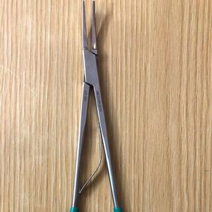 L'applicateur à clip Kara Mediclust en acier inoxydable (SS) est un instrument chirurgical réutilisable et autoclavable pour interventions minimalement invasives. - Product Image 1