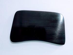 Tabla de Gua Sha Triangular de Cuerno de Búfalo Negro Natural para Masaje Corporal Completo y Drenaje Linfático - Product Image 3