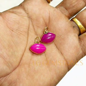 Colgante de calcedonia rosa chapado en oro de 18 quilates al por mayor con bisel tallado en forma de labios, dijes de piedras preciosas de calcedonia fucsia con forma de labios, unisex - Product Image 2