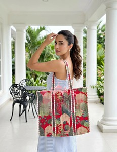 Bolso Tote Acolchado de Algodón con Estampado de Jardín Mughal Indio Hecho a Mano para Mujer, Bolso de Hombro Rojo con Estampado de Bloques Premium y Cierre de Cremallera - Product Image 1