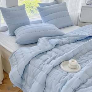 Ensemble de couette matelassée bleu clair, hypoallergénique, lavable en machine, garnissage en polyester respirant, housse de couette d'hiver, taille Queen - Product Image 1