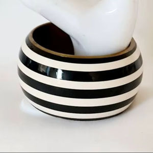 Bracelet manchette large à rayures horizontales en résine pour femme, noir et blanc, en acétate acrylique, motif géométrique, bijou de poignet - Product Image 1