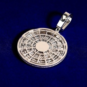 Colgante con Inicial Redonda de Moissanita Engastada en Bisel, Plata de Ley 925, Estilo Hip Hop Personalizado para Hombres y Mujeres - Product Image 3