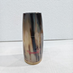Vaso de cuerno de buey de excelente calidad con grabado, artesanía hecha a mano, vaso de chupito vikingo de cuerno de buey con precio competitivo. - Product Image 1