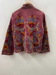 Veste courte en velours doux brodée Suzani, veste de printemps, manteau ouzbek d'inspiration vintage, veste en velours tendance pour femmes - Product Image 4