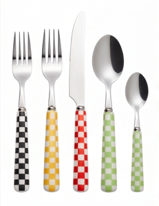 Juego de cubiertos retro a cuadros con mango de plástico colorido, de acero inoxidable, apto para lavavajillas, para fiestas. - Product Image 1