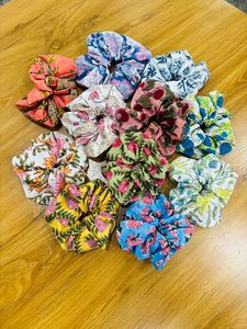 Vente en gros de chouchous en tissu faits main en coton extensible, accessoires capillaires doux à motifs floraux, attaches-queue de cheval et élastiques à cheveux pour femme - Product Image 6