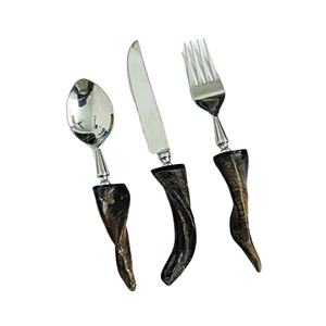 Exportateur mondial vendant d'excellente qualité couverts en acier inoxydable argentés durables ensemble de couverts à manche en corne naturelle - Product Image 1