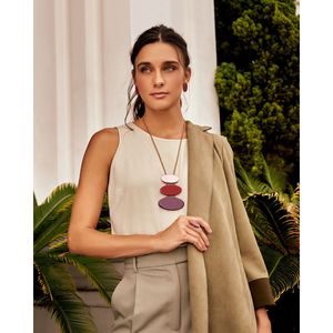 Collar de Resina Artístico Hecho a Mano por Artesanos Expertos que Agrega Encanto Contemporáneo a los Atuendos Diarios - Product Image 3