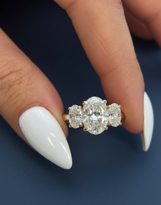 Anillo de compromiso personalizado al por mayor con tres diamantes ovalados cultivados en laboratorio de 3.50 quilates, oro amarillo de 14K, VVS2, certificado IGI, con baño de rodio - Product Image 1