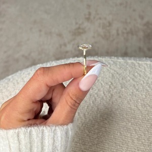 Anillo de Compromiso con Diamante Cultivado en Laboratorio, Corte Clásico Cojín de 4 Quilates, Certificado IGI, Engaste en Bisel, Oro Sólido de 14K para Mujer, Blanco D.E. Color - Product Image 3