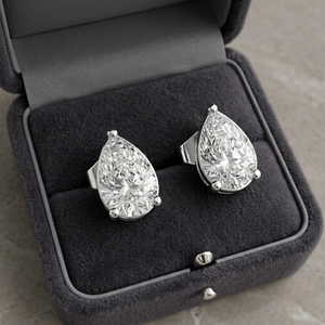 Boucles d'oreilles clous en or 18 carats de haute qualité avec diamant de laboratoire taille poire solitaire VVS 6x4mm, sertissage à trois griffes, bijoux fins de luxe - Product Image 3