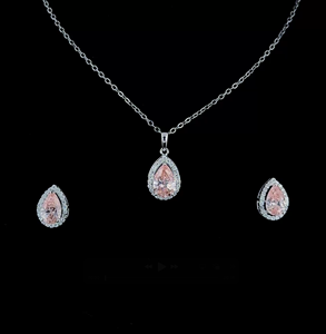 Ensemble collier et boucles d'oreilles élégants avec pendentif halo en diamant rose intense en forme de poire – Bijoux en diamant pour elle - Product Image 1