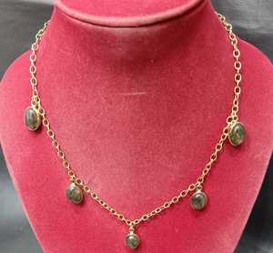 Achetez le dernier collier tendance en laiton plaqué or avec pendentif en agate, bijoux artisanaux, bijoux de plage tendance. - Product Image 1