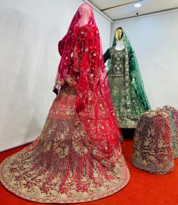 Lehenga en velours royal avec haut court, Big Trail et Allover Jarkan Stone Vêtements de mariage tendance dans la collection Mahamantra - Product Image 4