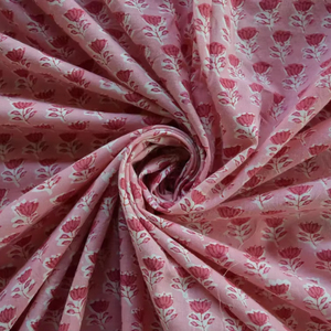 Tela de Algodón Estampada a Mano con Diseño Floral en Rosa Suave |   Material para Correr Buti Pequeño - Product Image 1