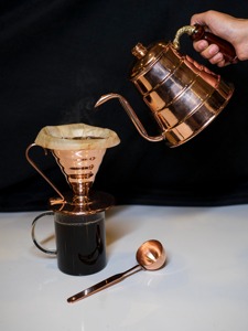 Théière en cuivre de style artisanal classique avec bec verseur incurvé, poignée décorative en cuivre, couvercle supérieur intégré et corps large et arrondi - Product Image 4