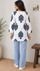 Tunique ample en tissu blanc à imprimé floral bleu marine pour femme, col bateau, manches longues, pour un style décontracté printemps-été - Product Image 2