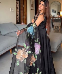 ชุดเดรส Anarkali ผ้าเครปธรรมชาติสำหรับงานปาร์ตี้ พร้อมกางเกงขายาว ลายพิมพ์แปรง และงานปักเลื่อม พร้อมผ้าคลุมไหล่ ชุดพร้อมสวมใส่ - Product Image 3