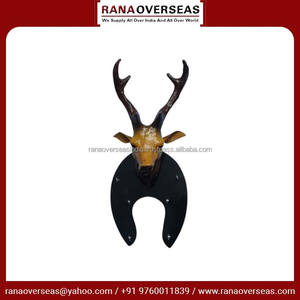 Statue élégante suspendue en cuir décorative avec tête de cerf et six crochets à clés, idéale pour l'entrée du bureau et de la maison. - Product Image 6