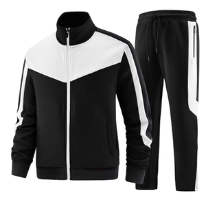 Ensemble de survêtement athlétique 2 pièces pour homme, coupe ajustée, avec poches zippées, en molleton, pour la détente - Product Image 1