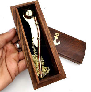 Silbato de Latón para Capitán con Cadena y Caja de Madera - Collar de Tubo de Llamada de Capitán - Estilo Náutico Marítimo Antiguo Hecho a Mano - Product Image 5