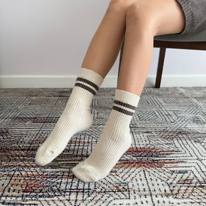 Chaussettes mi-mollet rayées marron crème pour femmes, tricotées côtelées, respirantes, pour usage quotidien - Product Image 1