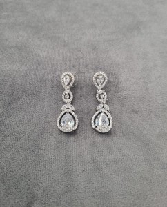 Boucles d'oreilles de créateur en pierre taille poire, diamant américain, élégantes, en argent et plaqué rhodium, pour réceptions et soirées, vente en gros - Product Image 2