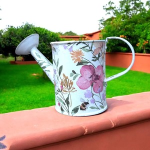 Arrosoir blanc avec motif floral rose en métal, idéal pour la décoration de jardin, de maison, de table, de comptoir, pour une utilisation intérieure et extérieure, et idée cadeau. - Product Image 1