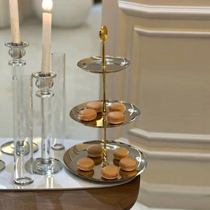 Support à dessert de luxe à trois niveaux, plaqué argent, avec poignée dorée et élégant finition supérieur, en métal, pour la présentation et le service - Product Image 1