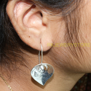 Boucles d'oreilles pendantes en argent faites à la main, forme de feuille abstraite, minimalistes, artisanales, légères, bijoux de mode, cadeau pour femme - Product Image 2