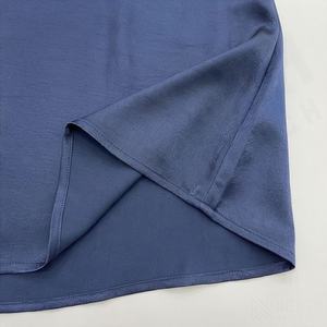 Abaya classique à manches longues avec coupe simple, légère et confortable pour un usage quotidien ou pour des occasions spéciales - Product Image 6