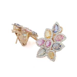 Boucles d'oreilles clous florales Art Déco en or 14 carats avec saphirs multiples, diamants et perles - Product Image 4
