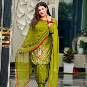 Élégant ensemble dhoti vert olive brodé avec des paillettes et un dupatta de créateur - Product Image 1