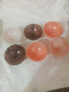 Bol à salade en résine polymère de couleur ambre avec un design à bords festonnés prêt par les meilleurs artisans indiens - Product Image 6