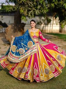 Lehenga Choli en coton mousseline de qualité supérieure, entièrement brodé avec des motifs miroir, et dupatta en dentelle à sequins sur les quatre côtés avec bordure en toile. - Product Image 5