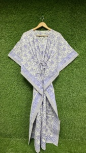 Caftán indio de algodón con estampado floral de lavanda y paisley para mujer, corte holgado y fluido con borde decorativo. - Product Image 3