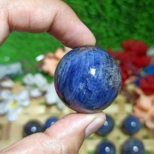 Sphère en cristal de saphir bleu naturel, polie à la main, motif floral, pierre précieuse de guérison pour la méditation, le Reiki, l'énergie des chakras et le Feng Shui - Product Image 3
