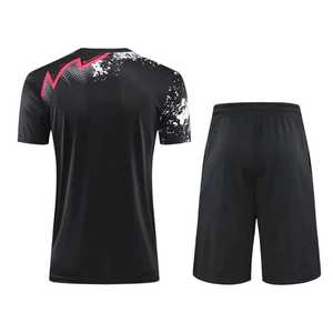 Camiseta de Tenis Negra con Cuello en V para Hombre, con Estampado de Rayos Rojos, Absorbente de Humedad, Manga Corta, Fabricación Premium en Pakistán - Product Image 2