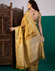 Sari Tradicional de Seda Amarillo para Mujer KV con Diseño Tejido y Blusa sin Coser para Fiesta - Product Image 3