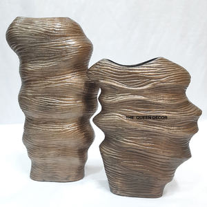 Juego de 2 jarrones decorativos de aluminio metálico con forma única, acabado marrón antiguo, hechos a mano. - Product Image 2