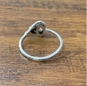 Joyería minimalista de lujo en plata 925 con piedra lunar arcoíris de corte marquesa y elegante rama de flor tallada para bodas y fiestas. - Product Image 4