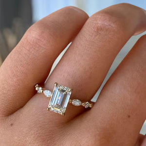 Anillo de compromiso con diamante cultivado en laboratorio con corte esmeralda de 2.51 quilates, certificado por IGI, para mujer, oro sólido de 14k, regalo de boda o promesa para novia. - Product Image 1