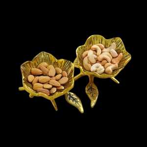 Plato de Servir de Metal con Forma de Flor Dorada, 2 Recipientes con Servidor de Nueces Incorporado, Vajilla Skies Trader - Product Image 1